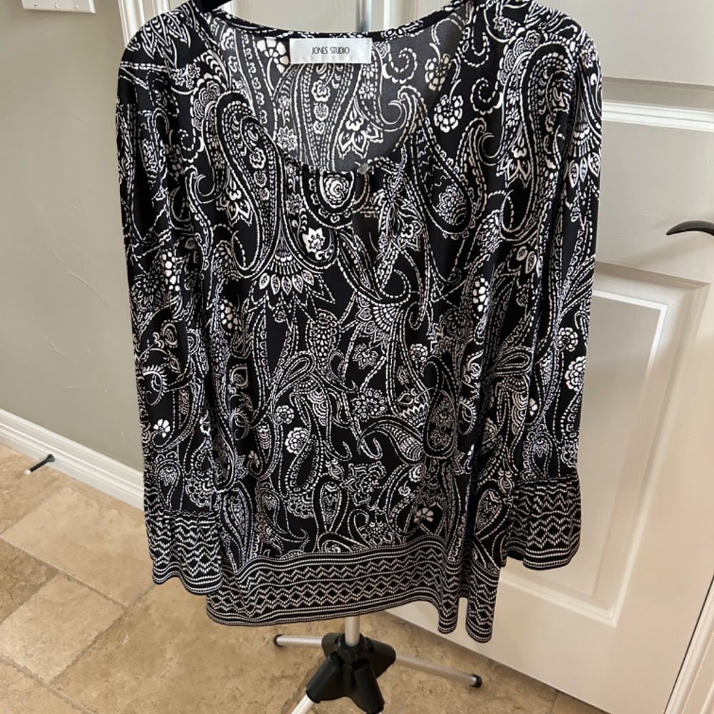 Jones Studio Black and white top with bell sleeves